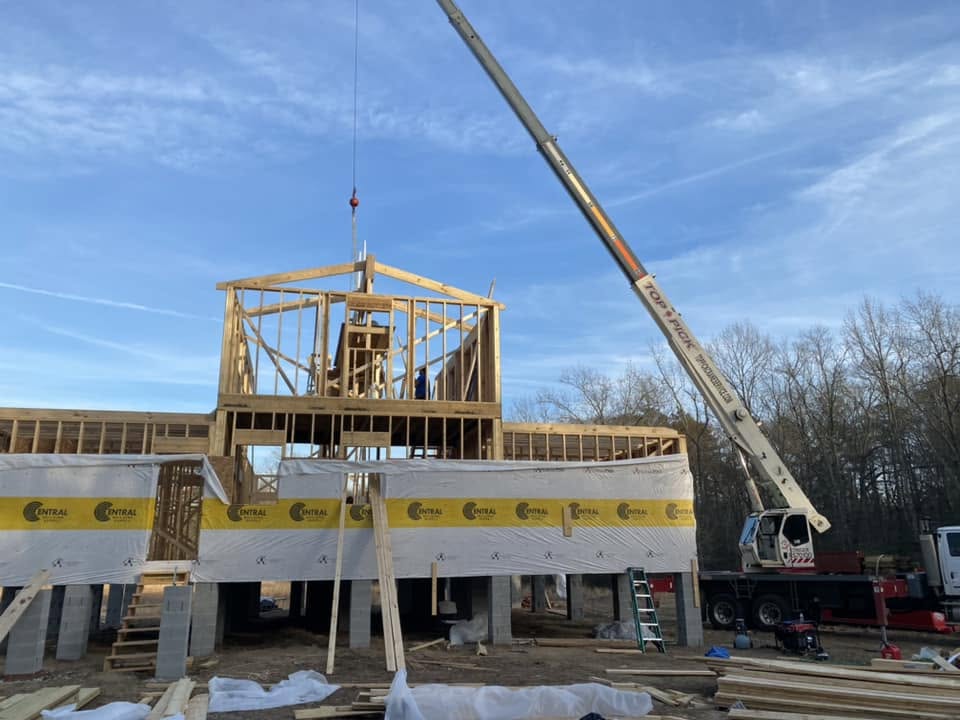 setting rood trusses with crane